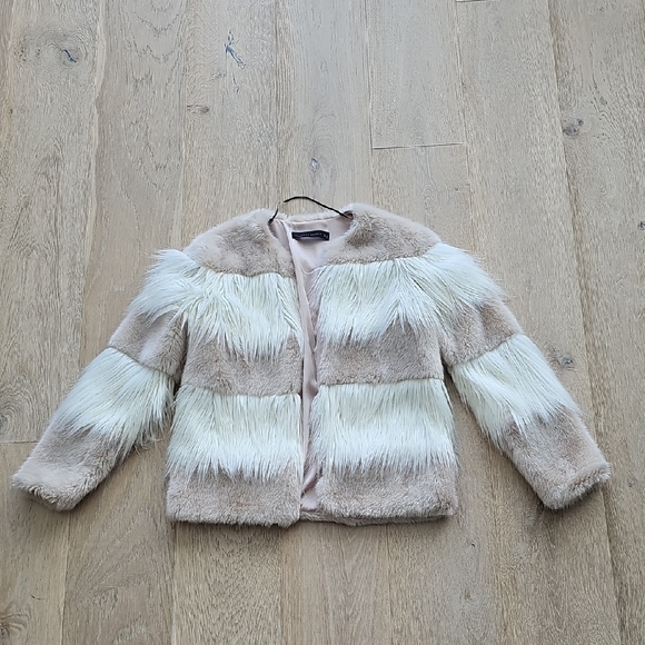 Zara Jackets & Blazers - Zara Woman Faux Fur Jacket in Cream and White